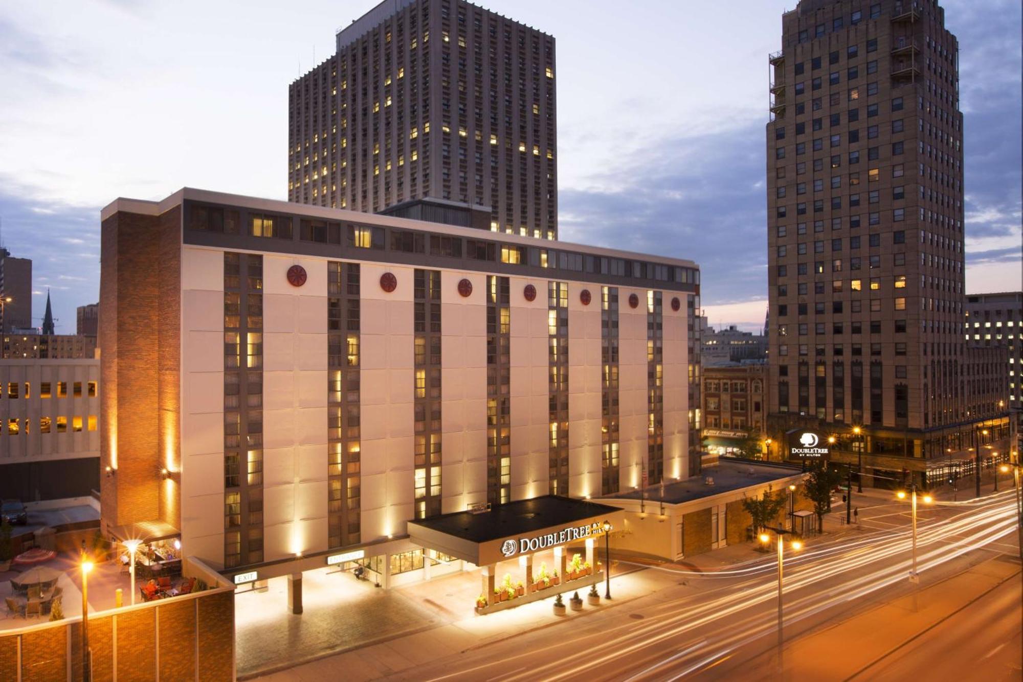 מלון Doubletree By Hilton Milwaukee Downtown מראה חיצוני תמונה