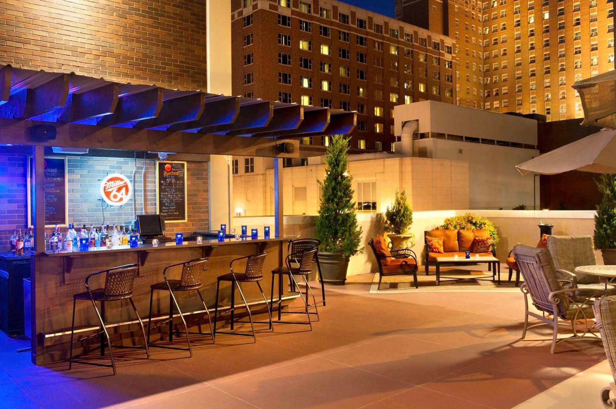 מלון Doubletree By Hilton Milwaukee Downtown מראה חיצוני תמונה